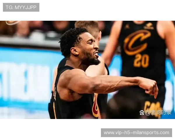 米切尔突入内线轻推上篮得手，骑士掌声雷动