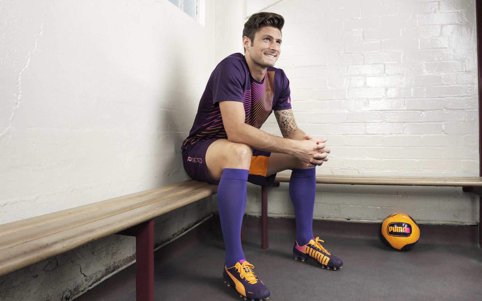 “华金·托比利亚的敏捷防守与精准传球,为美洲狮队带来重要胜利”