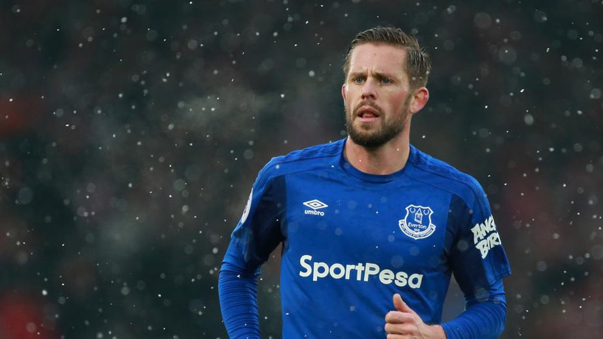 “高新体育中心：羽毛球赛场上演速度与力量的巅峰较量”