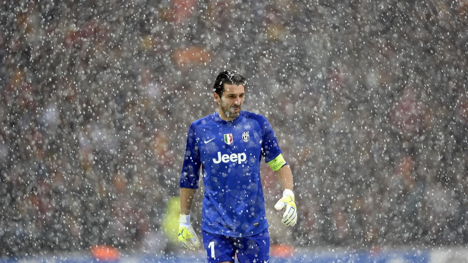 澳大利亚袋鼠队在橄榄球冠军锦标赛的对抗中，展现无畏精神，澳大利亚袋鼠女篮